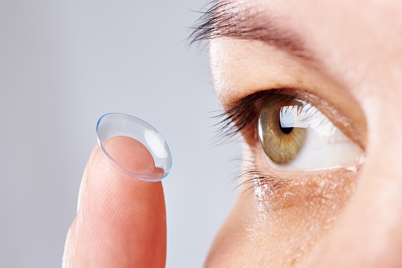 Comment bien mettre ses lentilles de contact ? Les gestes essentiels